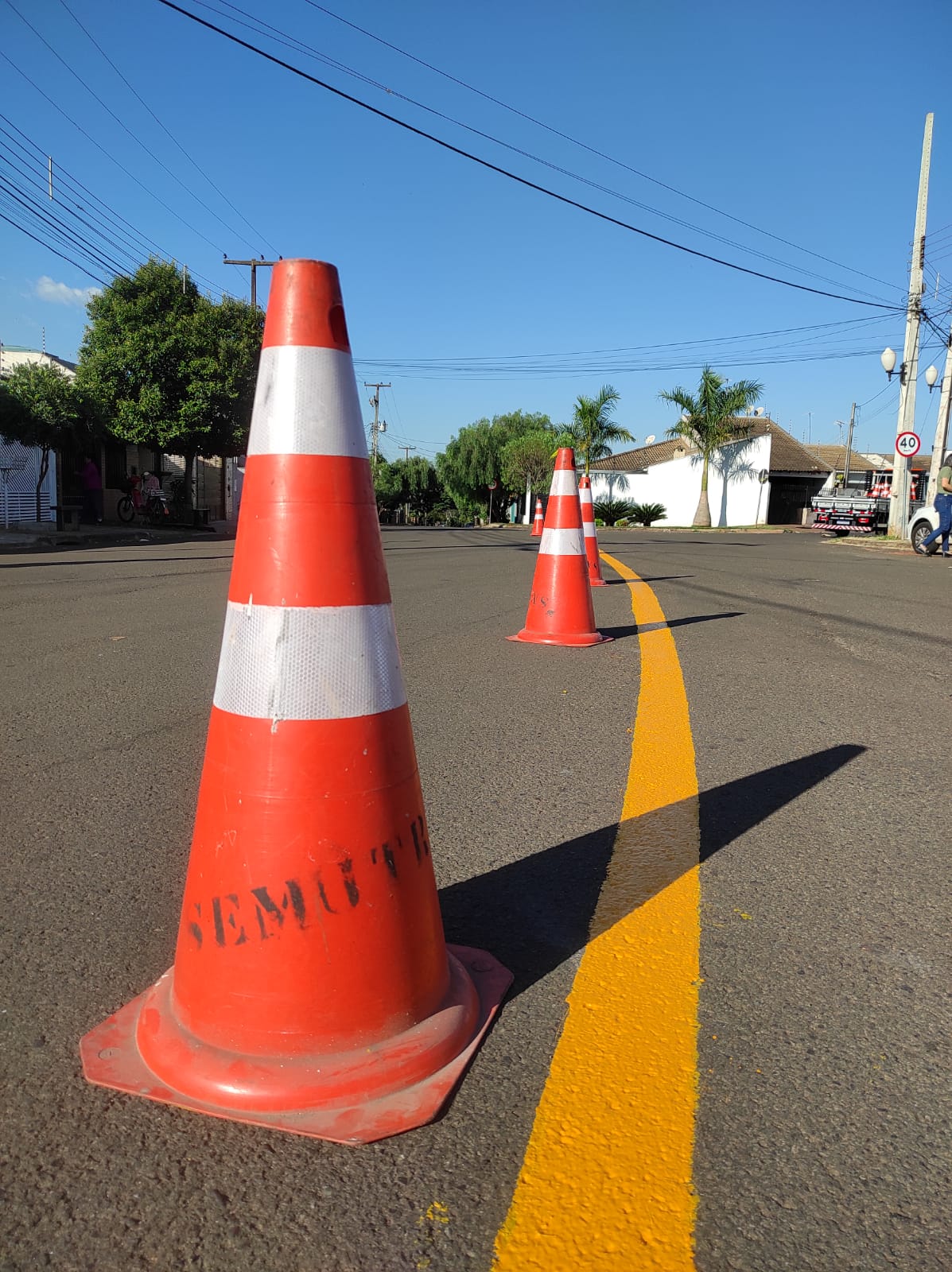  Sinalização horizontal e vertical em ruas e avenidas asseguram mais visibilidade e segurança no trânsito